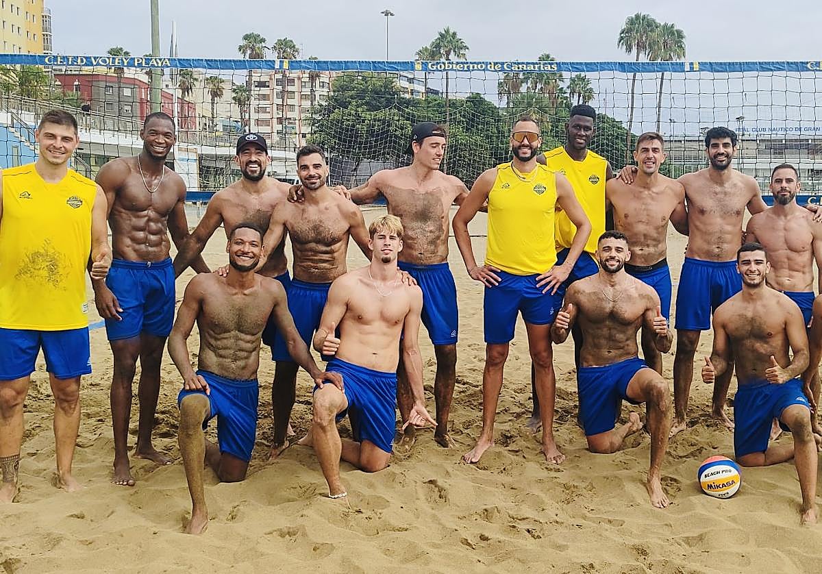 La plantilla del CV Guaguas, en la Playa de Las Alcaravaneras.