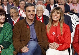 Pedro Sánchez y su esposa, Begoña Gómez, en una imagen de archivo durante un acto político.