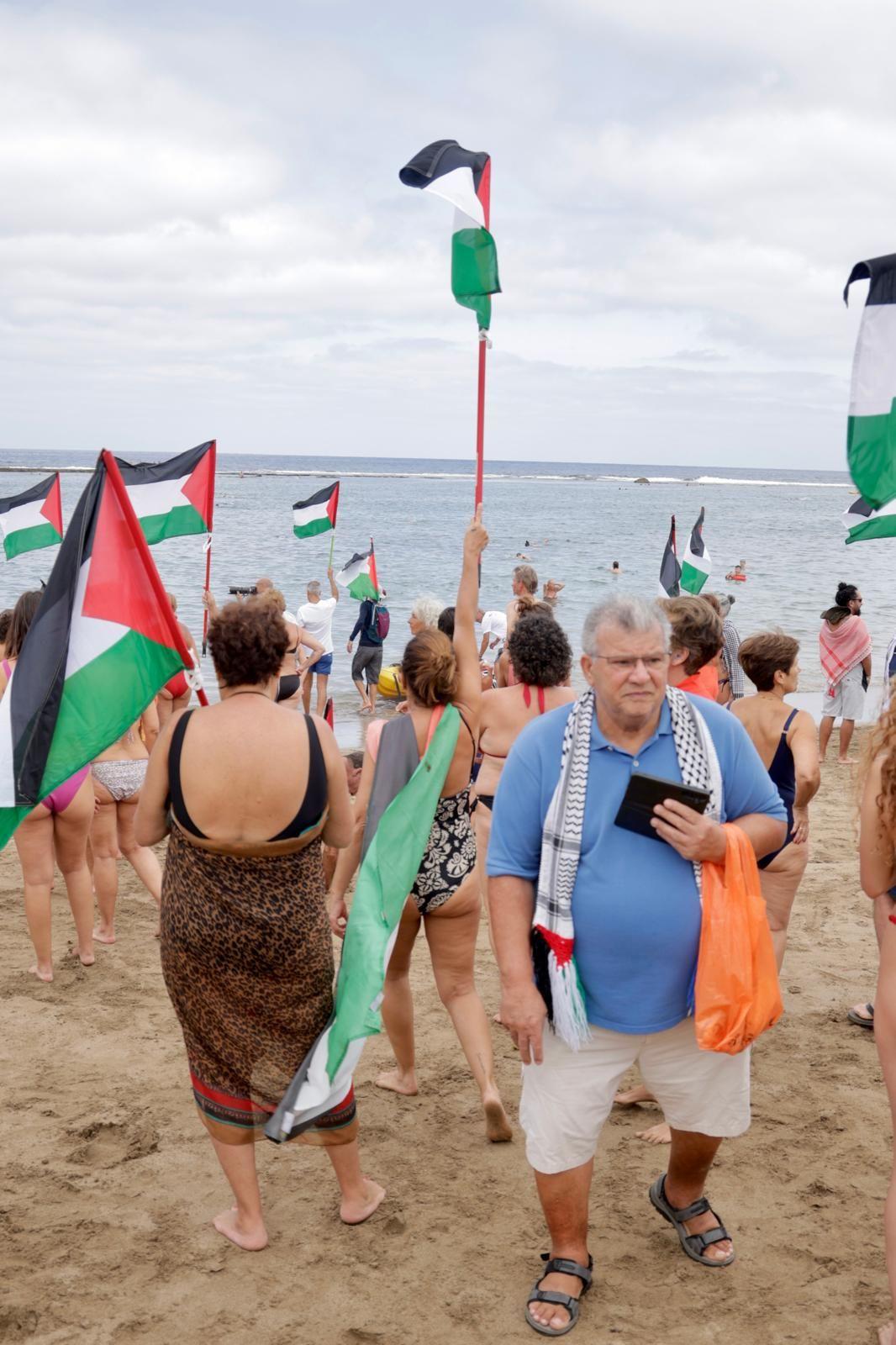 Concentración en favor de Palestina con la acción «Mójate por Gaza»