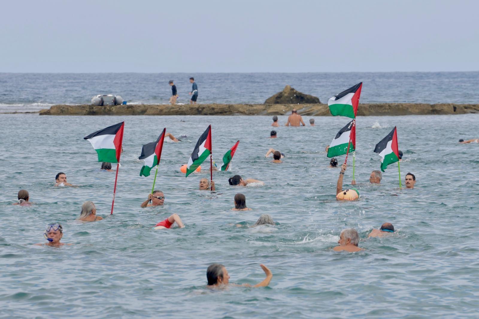 Concentración en favor de Palestina con la acción «Mójate por Gaza»