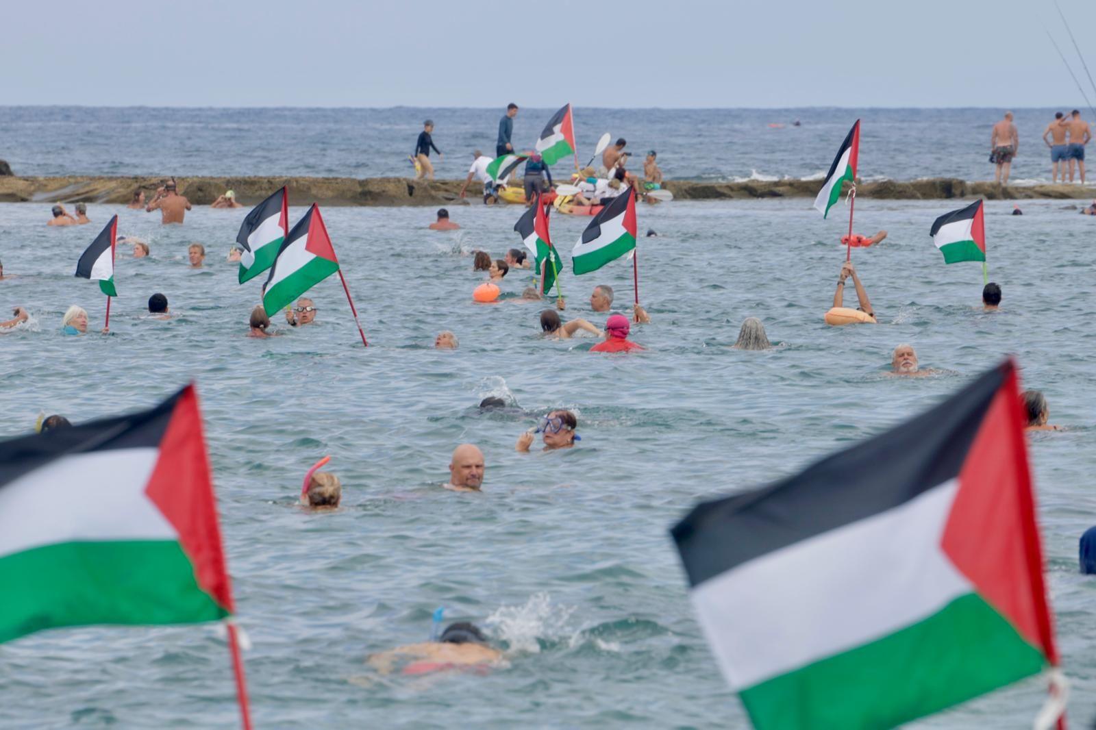 Concentración en favor de Palestina con la acción «Mójate por Gaza»