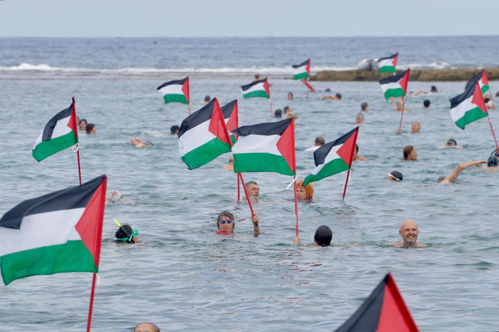 Concentración en favor de Palestina con la acción «Mójate por Gaza»