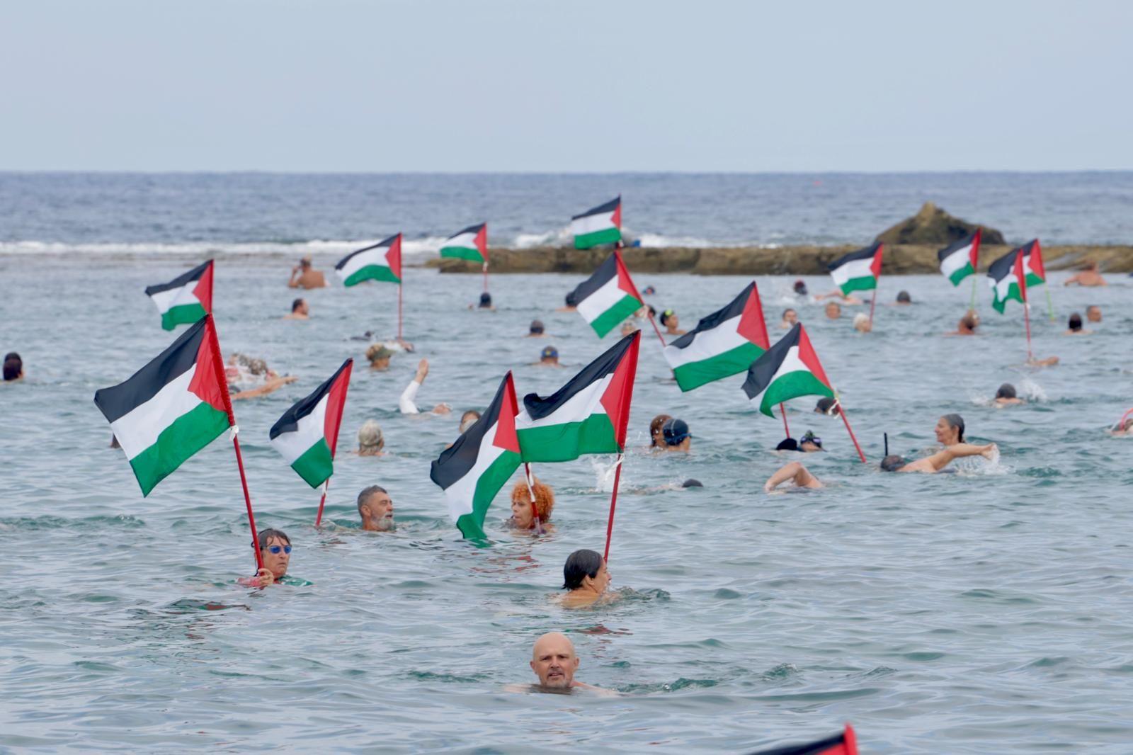 Concentración en favor de Palestina con la acción «Mójate por Gaza»