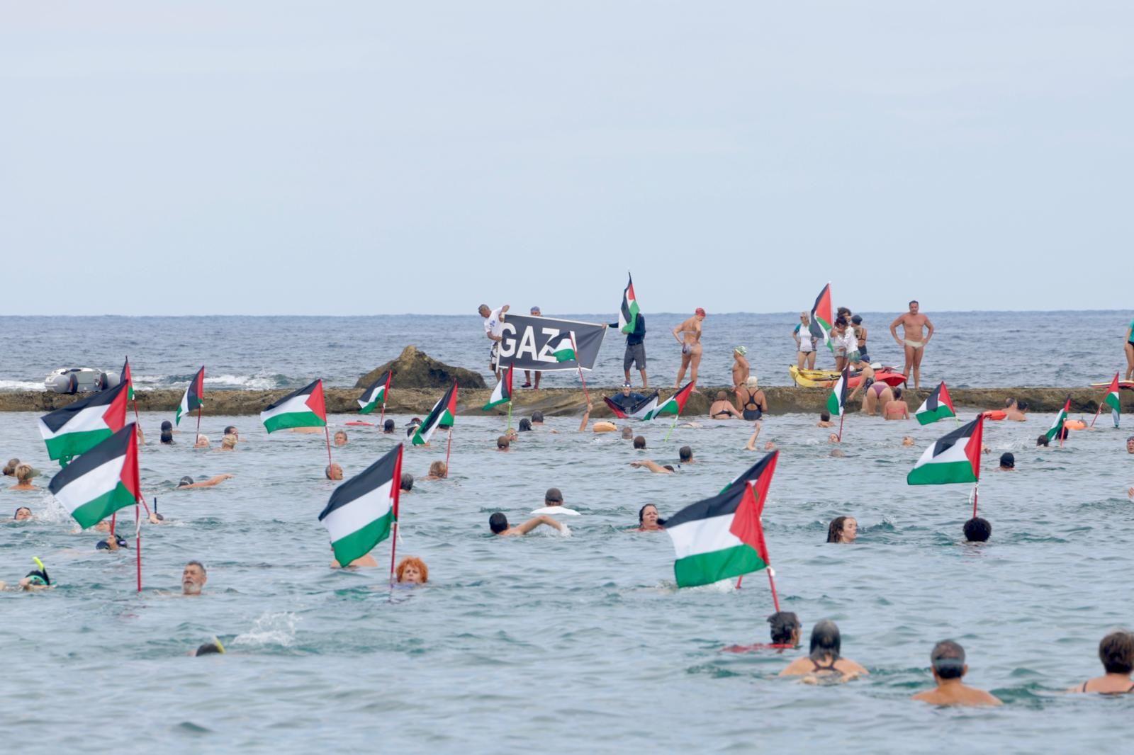 Concentración en favor de Palestina con la acción «Mójate por Gaza»