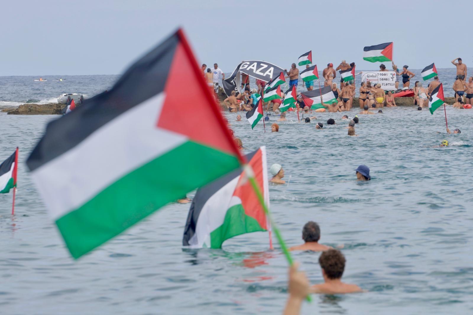 Concentración en favor de Palestina con la acción «Mójate por Gaza»