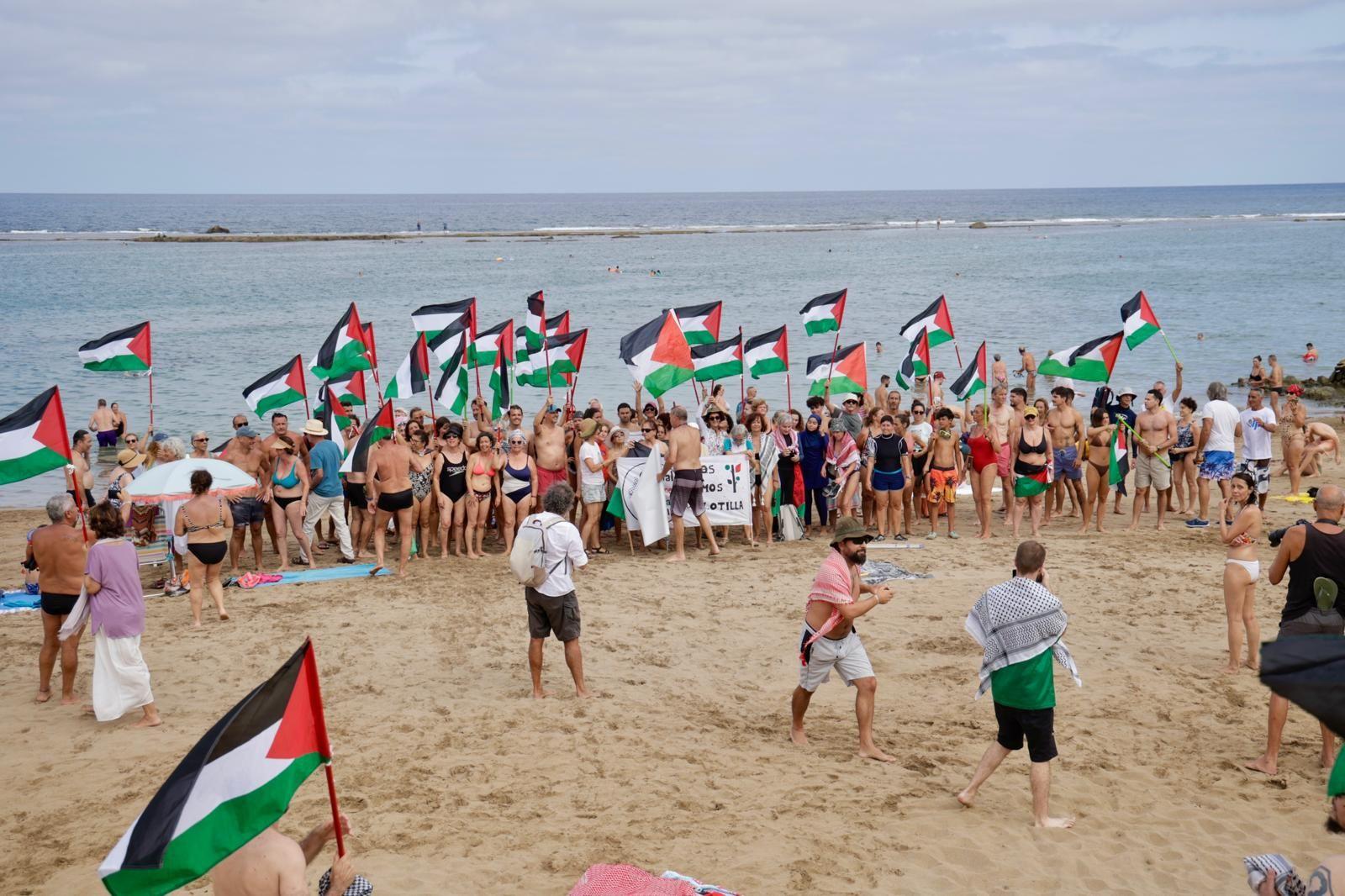 Concentración en favor de Palestina con la acción «Mójate por Gaza»