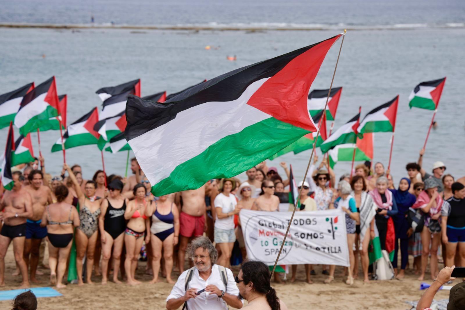 Concentración en favor de Palestina con la acción «Mójate por Gaza»