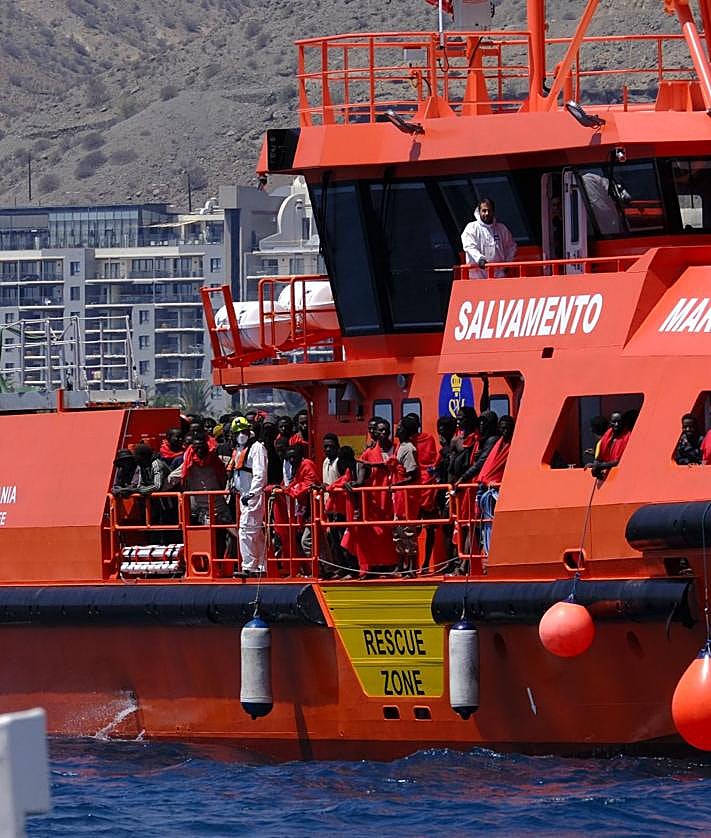 Imagen secundaria 2 - Imágenes del desembarco en Arguineguín.