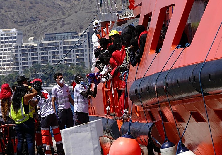 Imagen de la llegada de los migrantes rescatados a Arguineguín.