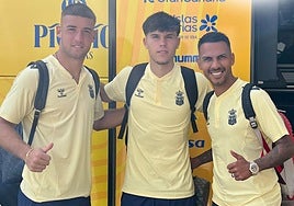 Herzog, Iñaki y Viera, una de las grandes novedades de la convocatoria, ayer, a la salida de la expedición de la UD rumbo a Andalucía.