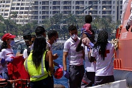 Llegada al muelle de Arguineguín de las personas migrantes que fueron rescatadas este domingo en las costas de Gran Canaria.