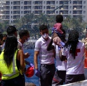 Llegada al muelle de Arguineguín de las personas migrantes que fueron rescatadas este domingo en las costas de Gran Canaria.