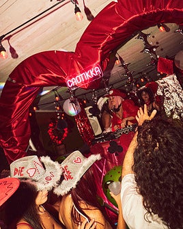 Julia Núñez, alias Supersonikka, pinchando música en una de las ediciones del festival Caotikka.