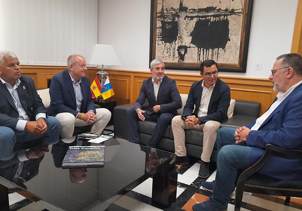 Visita institucional del Ayuntamiento de Teror al presidente del Gobierno de Canarias.