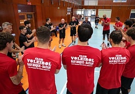 La plantilla recibió la bienvenida por parte del presidente del club, Miguel Ángel Hernández, y del cuerpo técnico.