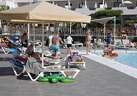 Huéspedes disfrutando en la zona de baño de un prestigioso hotel.