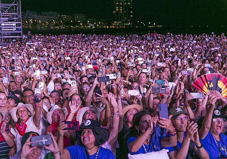 Público en la playa de El Reducto.