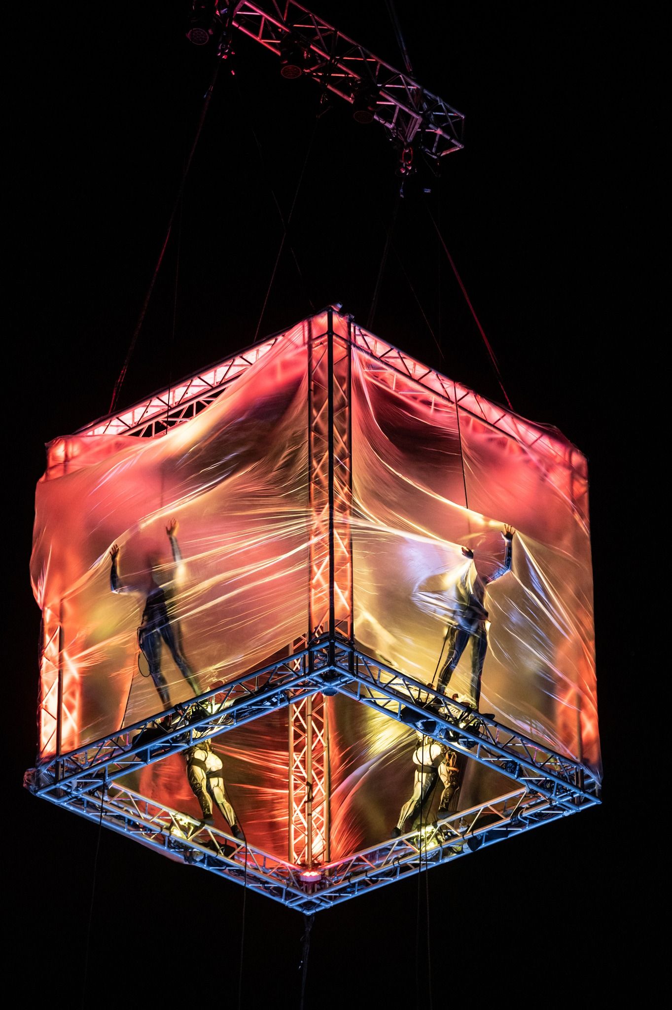 eVenti Verticali, desde Italia. Acrobacia y artes escénicas en estructuras aéreas, presentan «Cubo».