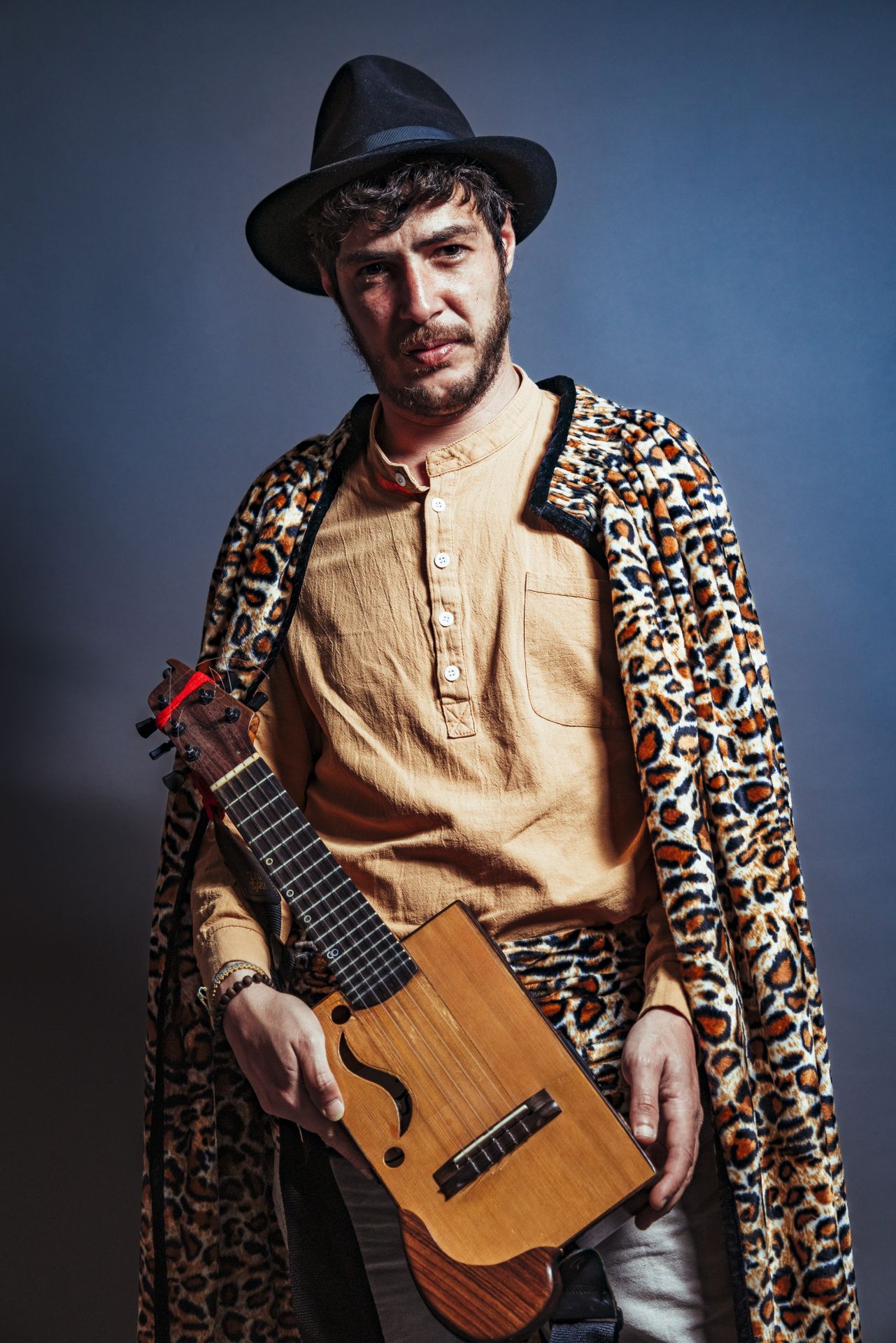 Fran Baraja, músico, contrabajista, showman, que fusiona folk atlántico, rock, sátira y humor.