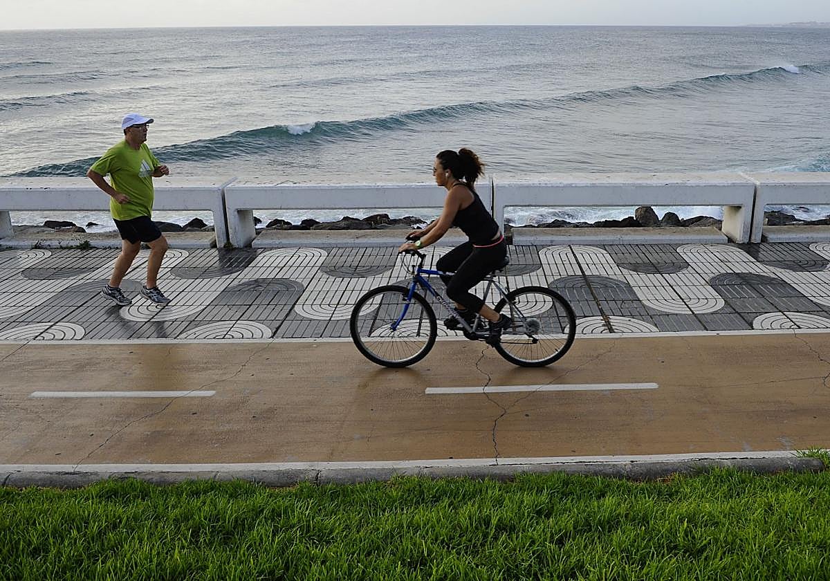 Imagen de personas haciendo ejercicio en la avenida Marítima de la capital grancanaria.