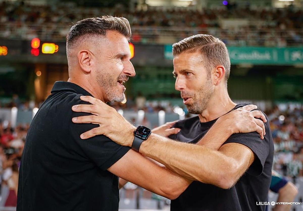 Los entrenadores Iván Ania y Luis García -derecha- se abrazaron efusivamente antes del encuentro en Córdoba.