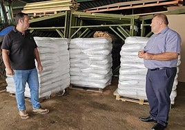 Autoridades con las semillas de trigo.