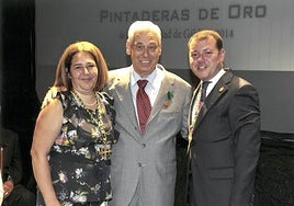 Julio Almeida Jiménez (centro) al recibir la Pintadera de Oro de la Real Ciudad de Gáldar.