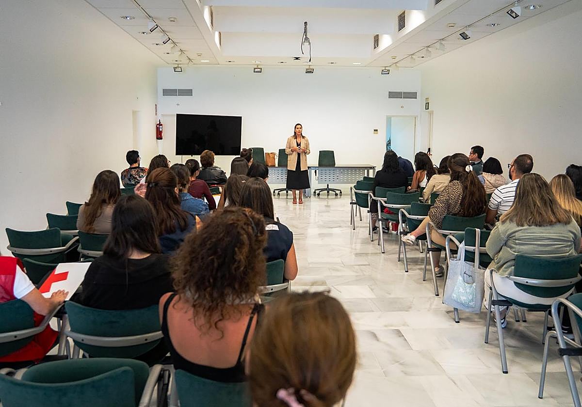Maite Corujo, en un encuentro con representantes de colectivos.
