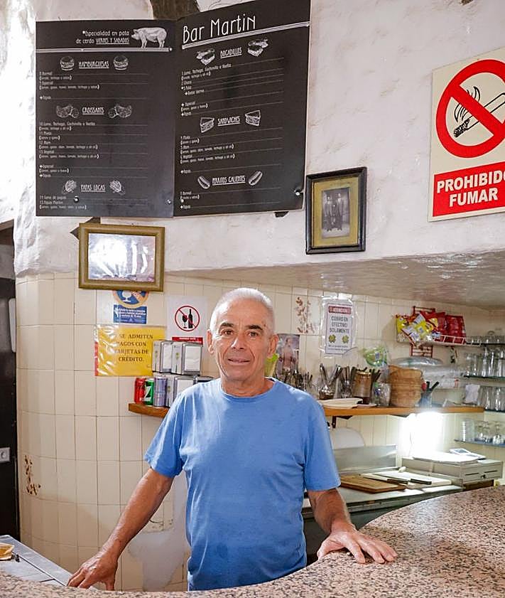 Imagen secundaria 2 - 1. La Parroquia de Nuestra Señora de las Nieves. 2. Juan Martel, concejal de Telde y vecino de toda la vida de Lomo Magullo. 3. Carlos Martín, dueño del único bar que queda abierto en el pueblo.