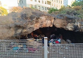 Imagen del interior de la cueva con los objetos personales de las personas desalojadas.