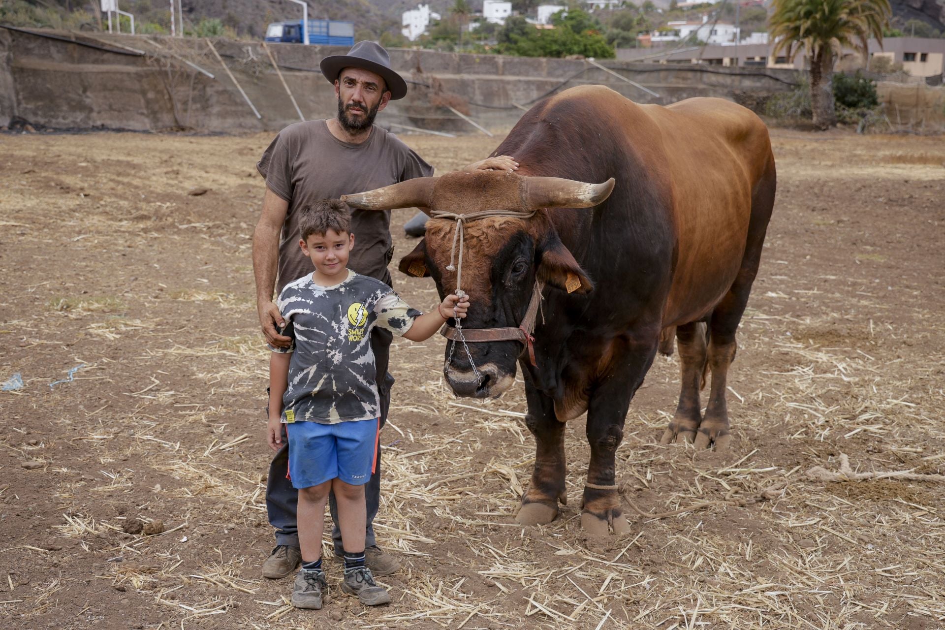 Esteban Suárez, junto a su hijo Pablo y 'Marinero', la estrella de su ganado.