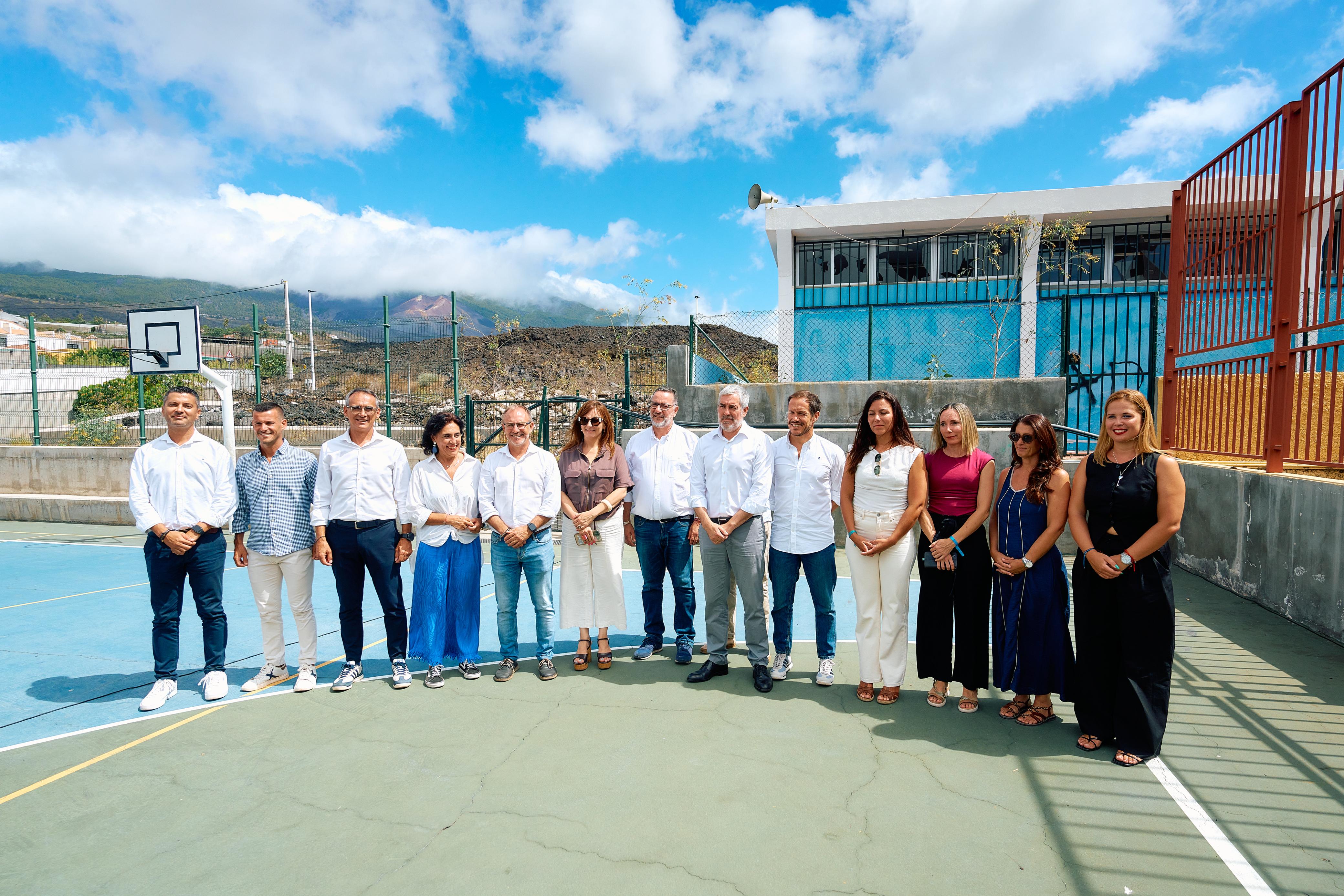 Foto de familia tras la firma del convenio para reconstruir el CEIP La Laguna.