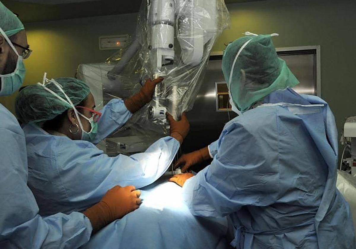 Imagen de archivo de una intervención quirúrgica en el hospital Doctor Negrín.