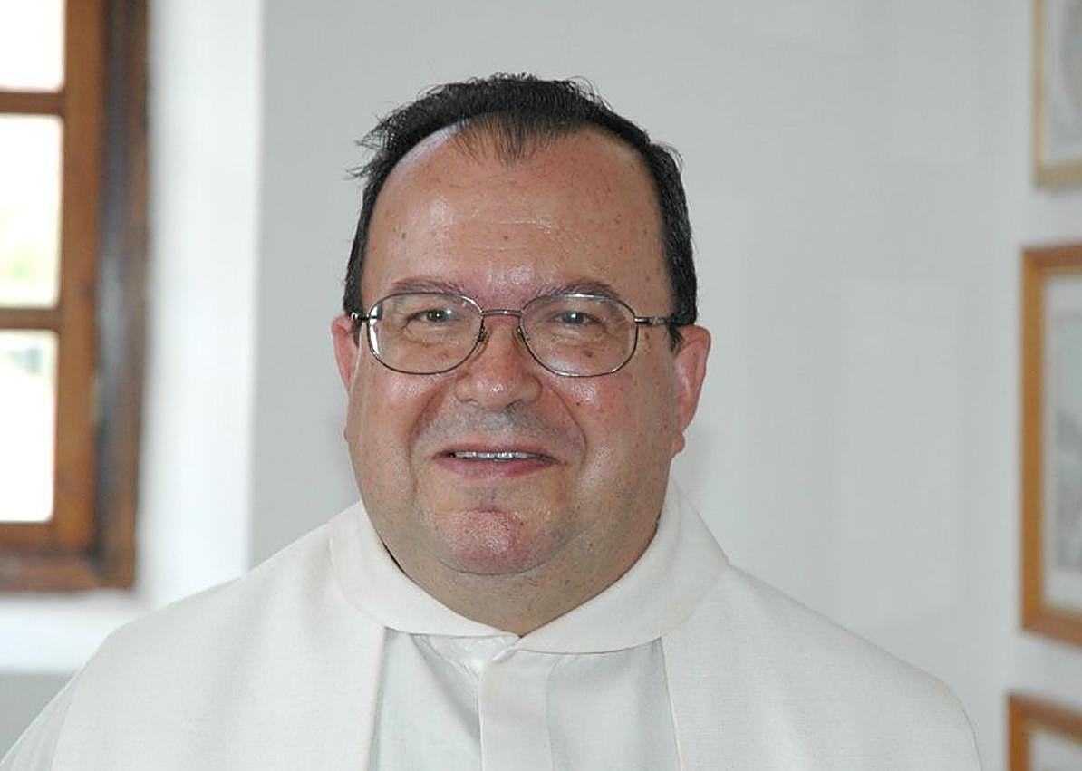 Imagen secundaria 1 - Aririba, voluntariado de la basílica. Debajo, Manuel Reyes y Antonia Solanes.