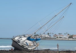 El velero encallado en la Playa del Medio, Corralejo.