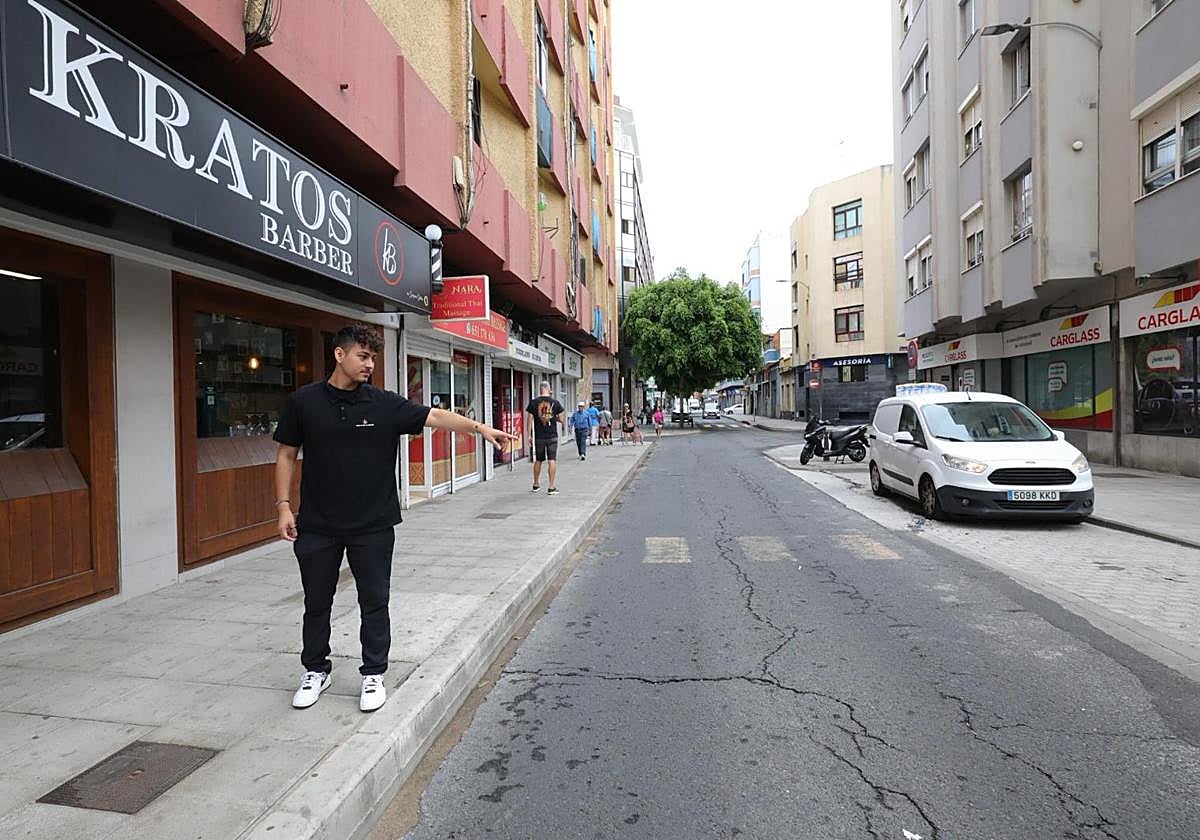 Paulo Parada, trabajador en Kratos, muestra las dificultades de sus clientes para acceder a la barbería.