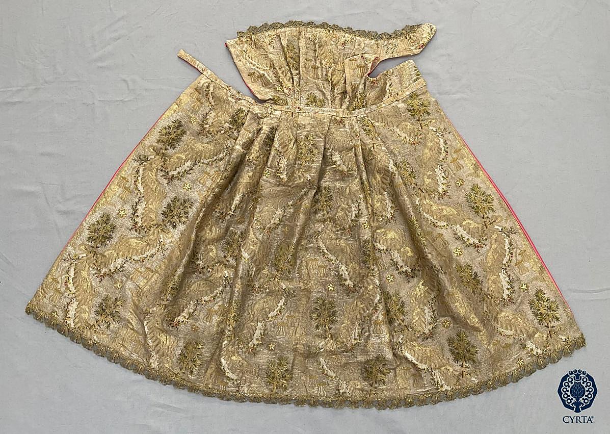 Imagen secundaria 1 - Distintas piezas del manto de Los Pinos y detalle de su deterioro antes de su restauración. 