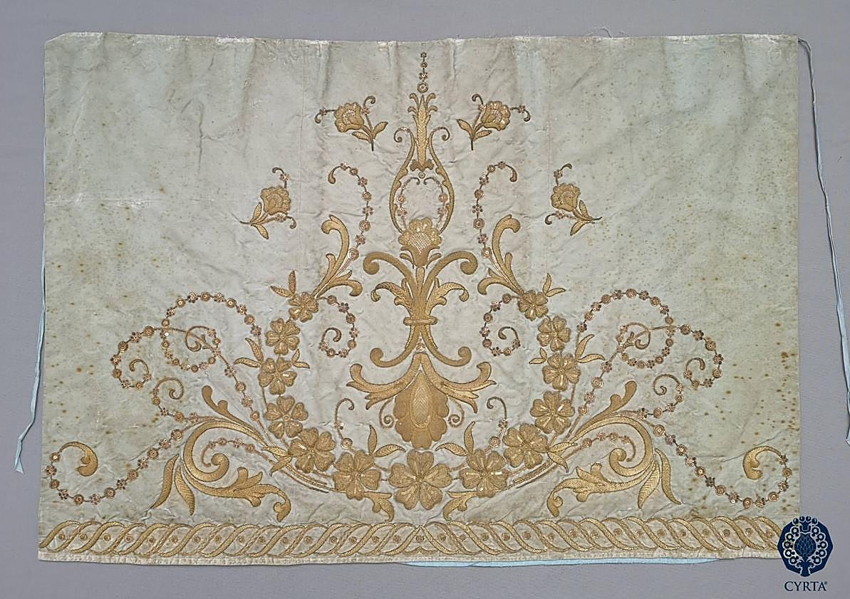 Imagen principal - Distintas piezas del manto de Los Pinos y detalle de su deterioro antes de su restauración. 