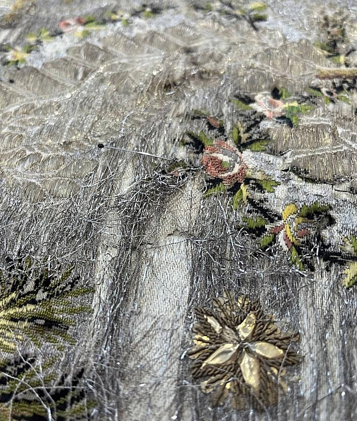 Imagen secundaria 2 - Distintas piezas del manto de Los Pinos y detalle de su deterioro antes de su restauración. 