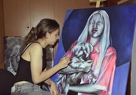 Irene Hidalgo pinta una de sus piezas.