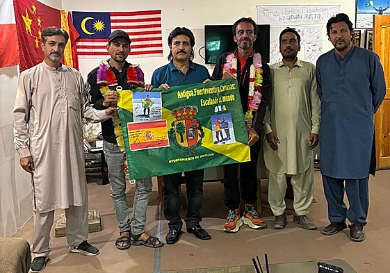 Entrega de la bandera.