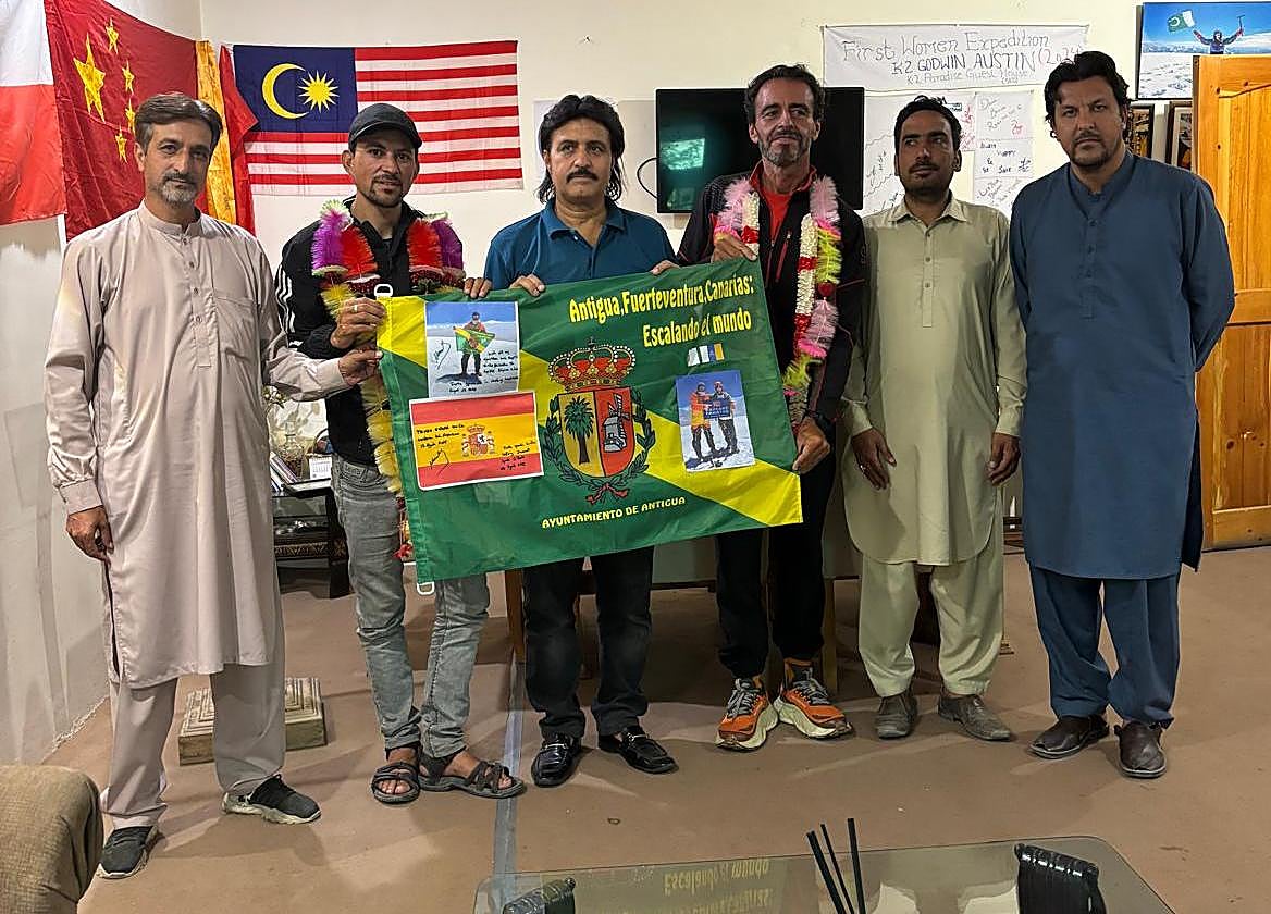 Entrega de la bandera.