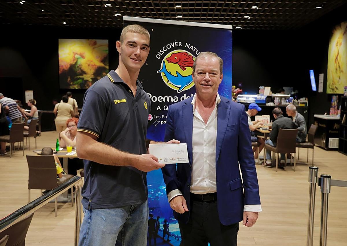 Imagen secundaria 1 - Samar aprovechó su presentación para realizar un recorrido por las instalaciones del Acuario Poema del Mar.
