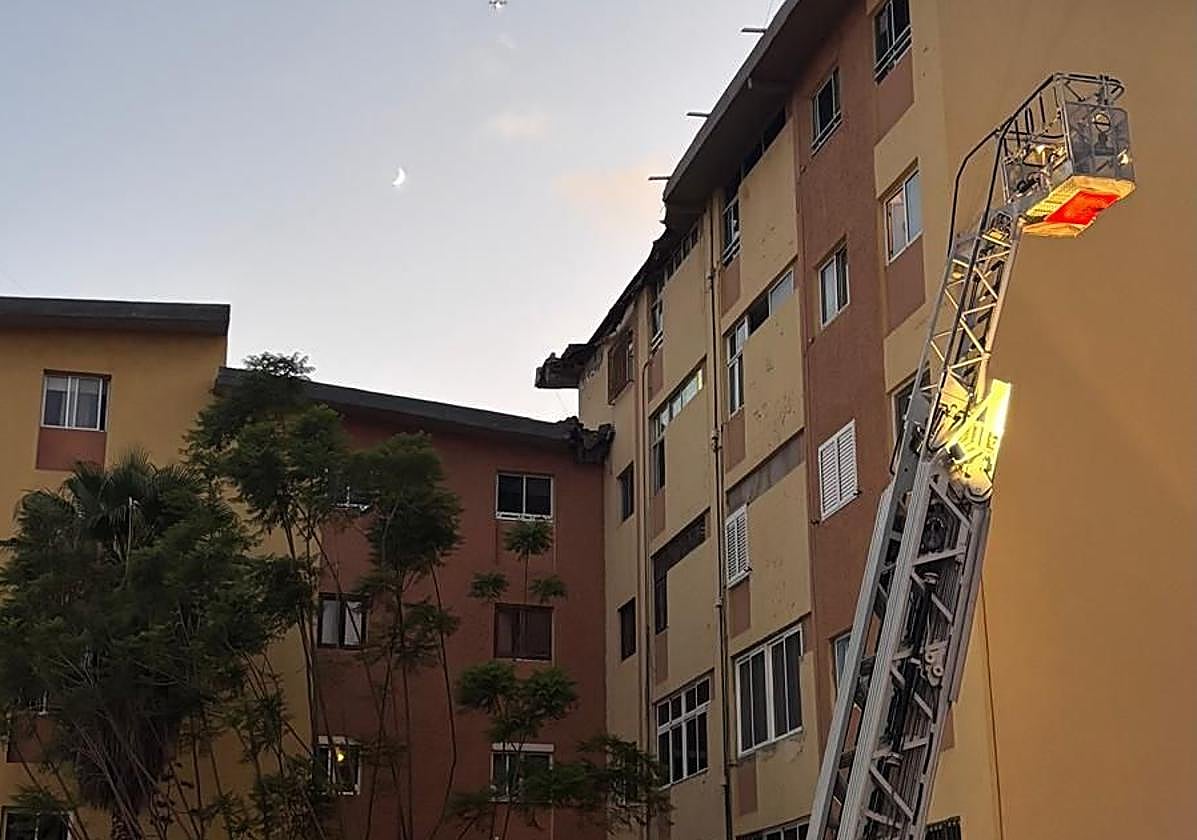 Efectivo de Bomberos de Las Palmas de Gran Canaria trabajando en el lugar de los hechos.