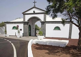 Exterior del cementerio de Arrecife.