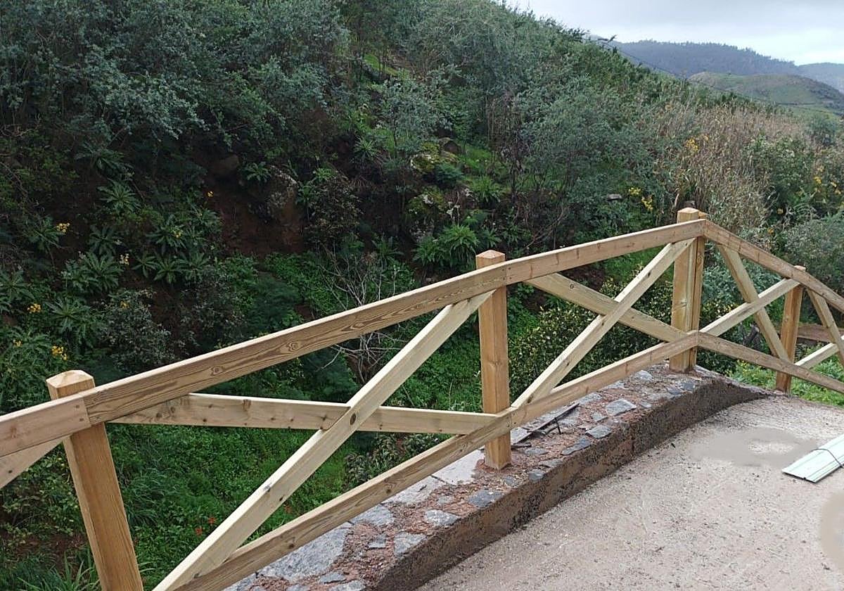 Imagen de las vallas de madera instaladas en caminos rurales de Gáldar.