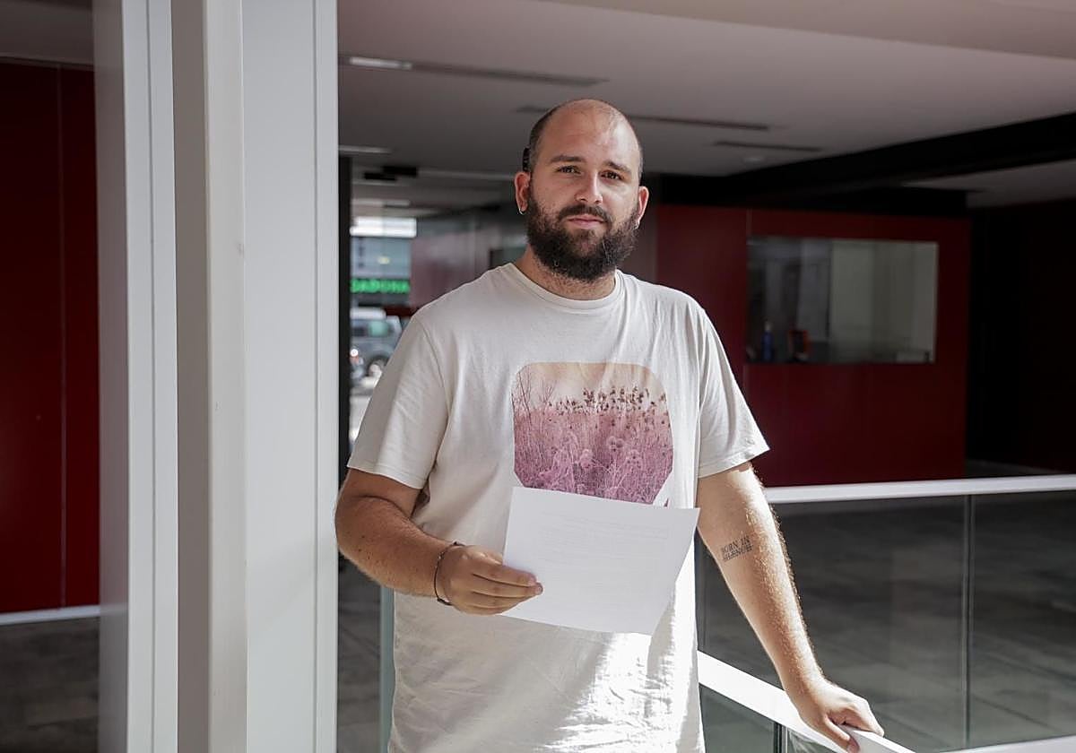 Ismael Gil, padre de dos de los niños afectados, en las instalaciones de CANARIAS7 para hacer pública su denuncia.