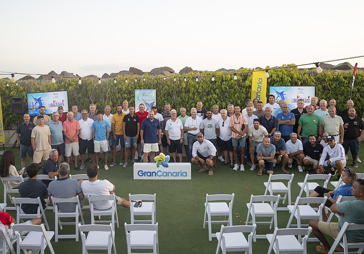 Participantes junto al consejero de Turismo, Carlos Álamo, anoche en Pasito Blanco.