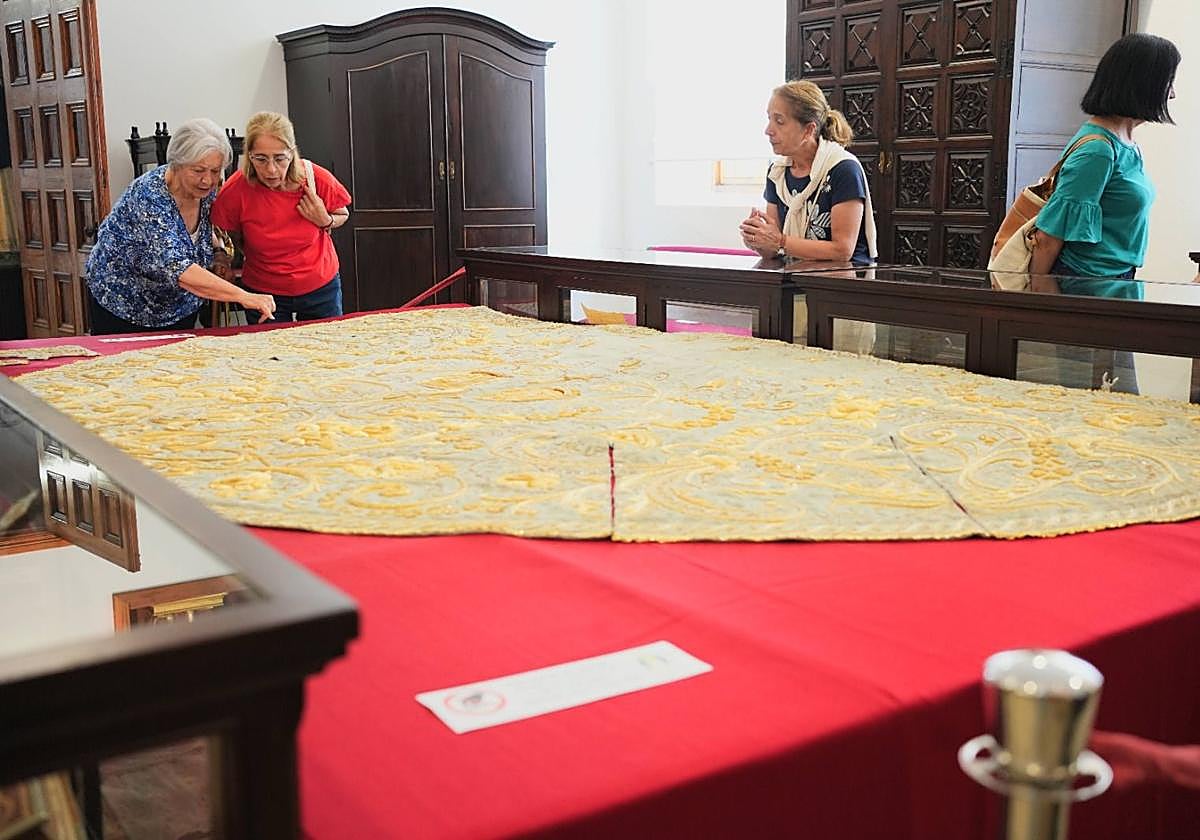 El manto de Los Pinos luce como nuevo en el museo de la basílica de Teror.