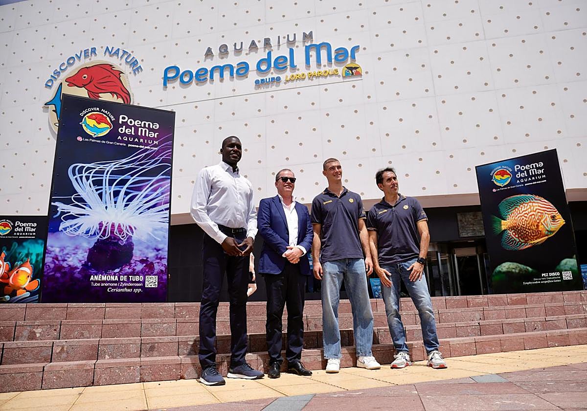 El presidente del Dreamland Gran Canaria, Sitapha Savané (i.), Christoph Kiessling (Poema del Mar), el base Ziga Samar y el director deportivo de la entidad amarilla, Willy Villar.